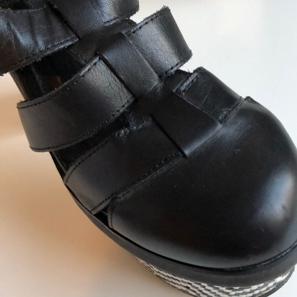 Black Heels With Pattern - image 5